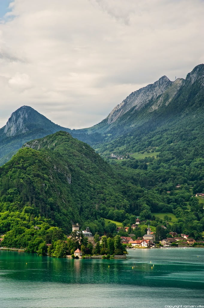 The view has not changed much since Cézanne first painted it in 1896. Mountains, rolling hills, blue skies, the mirror-like image of the lake mixing in with the plush green foliage and the castle that sits on a hill. 