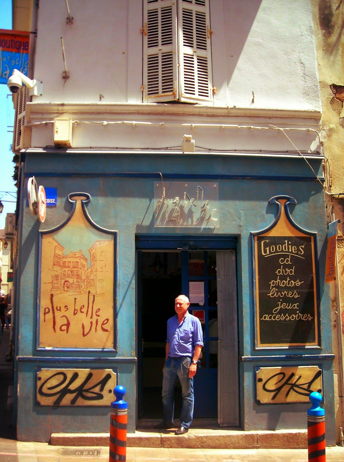 Marseille's old town street scenes - Flying Baguette