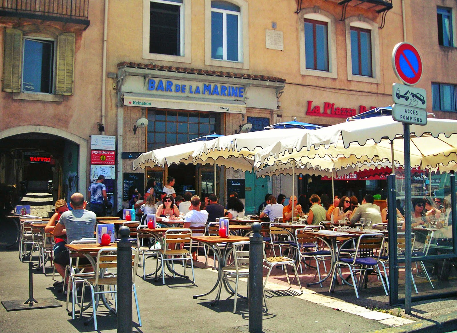 Cafe's and bars in Marseille's old town - Flying Baguette